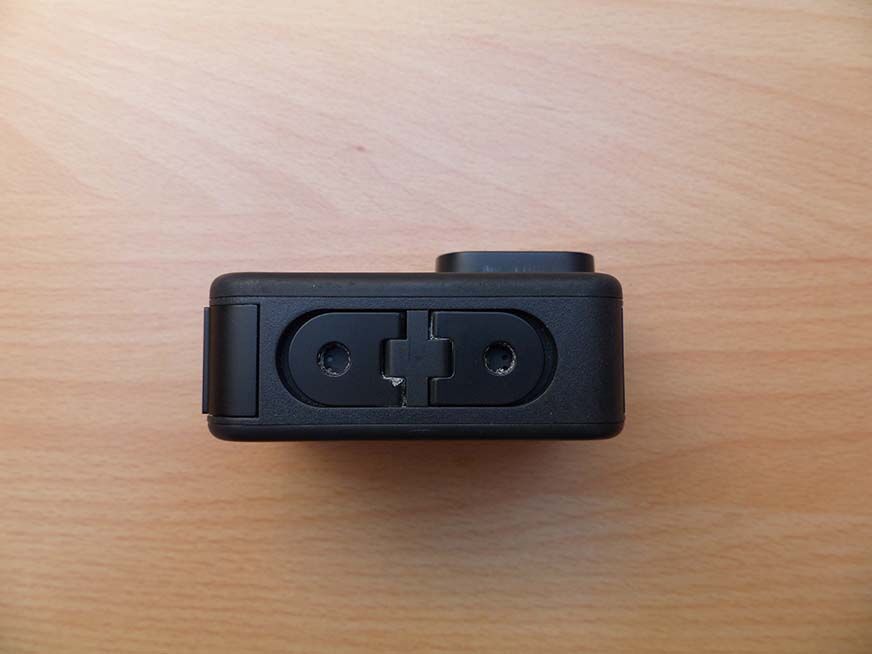 Man sieht die eingeklappten Befestigungsösen auf der Unterseite der GoPro Hero 9.